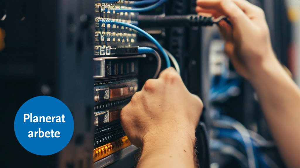 Bilden visar arbete med it med texten planerat arbete